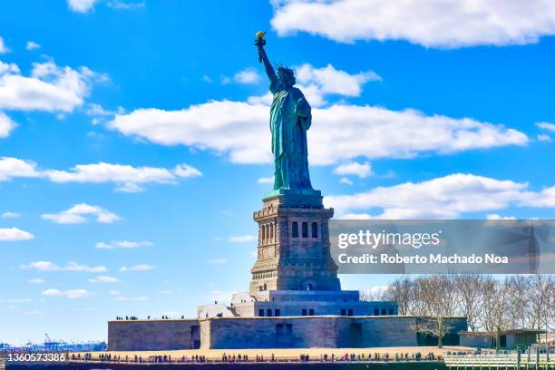 statue of liberty - statue of liberty new york city fotografías e imágenes de stock