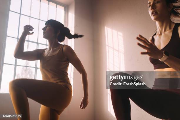 close up photo of friends exercising together at gym - period of training stock pictures, royalty-free photos & images