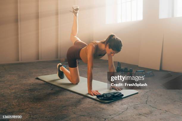 schöne frau, die im fitnessstudio trainiert - bottom stock-fotos und bilder