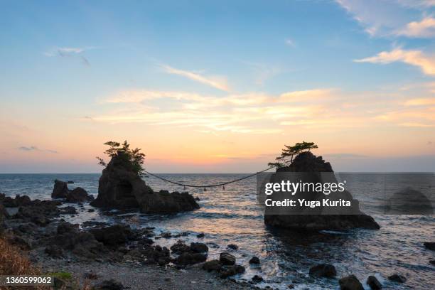 能登半島西岸、石川県志賀町にある奇勝【機具岩（はたごいわ）】の夕景 (hatago iwa rocks in shika town, ishikawa pref.) - noto stock pictures, royalty-free photos & images