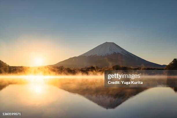 新年の頃に富士五湖の１つである精進湖に映り込む富士山と日の出 (mt. fuji and sunrise reflected in lake shoji) - sunrise ストックフォトと画像