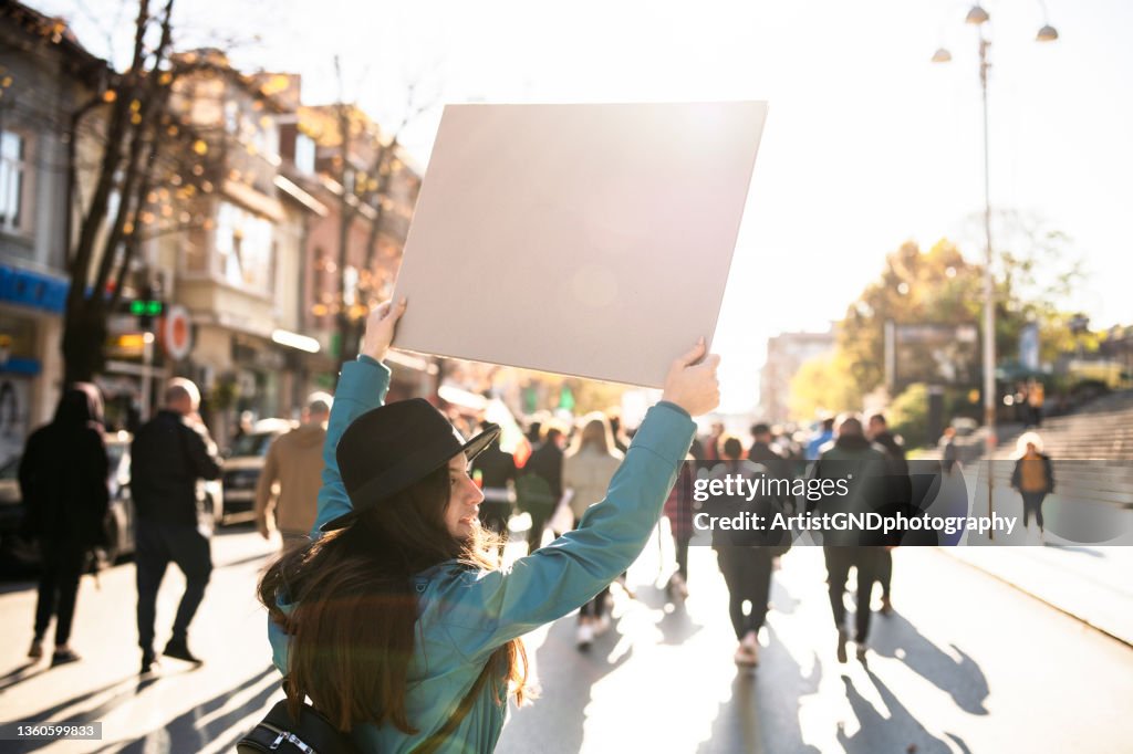 Frau protestiert auf te Straßen