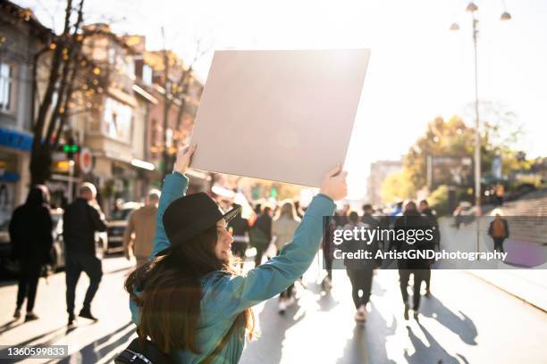 woman protesting on te streets - verkiezing stockfoto's en -beelden