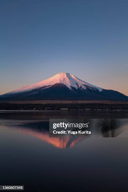 早朝の山中湖に映り込む冬の紅富士/赤富士 (mt. fuji reflected in lake yamanaka) - präfektur yamanashi stock-fotos und bilder