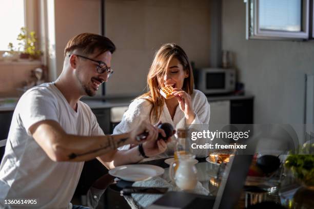 jeunes couples appréciant dans le petit déjeuner ensemble - gaufre photos et images de collection