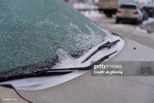 snow on the car - windshield foto e immagini stock