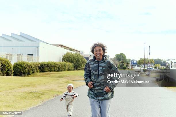 a man and his son are running against a blue sky. - 3 old men jogging stockfoto's en -beelden