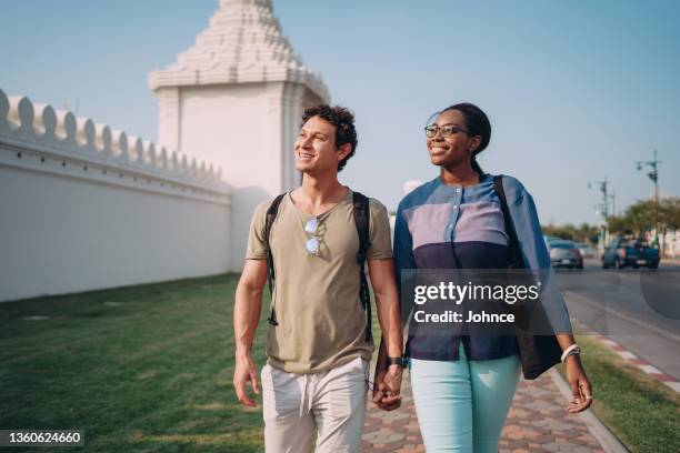 turistas que turismoan por la ciudad - mirar alrededor fotografías e imágenes de stock
