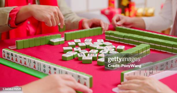 asiatische familie spielt mahjong - chinese new year home stock-fotos und bilder