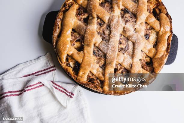 overhead view of fresh baked apple pie - pastel de manzana fotografías e imágenes de stock
