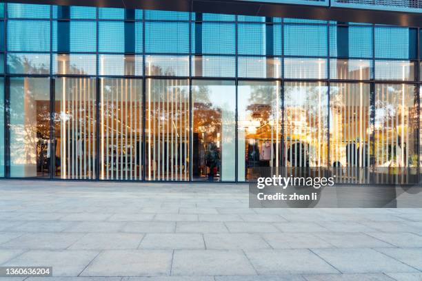 the empty square outside the office building - façade de magasin photos et images de collection