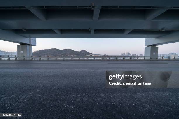 elevated highway - street side stock-fotos und bilder