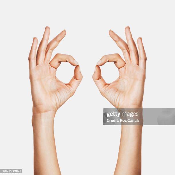 eye hands - okサイン　女性 ストックフォトと画像