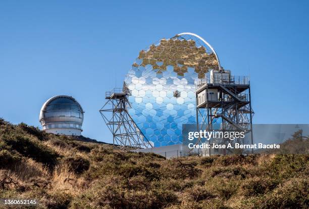 roque de los muchachos telescope and astronomical observatory on the island of la palma - event horizon stockfoto's en -beelden