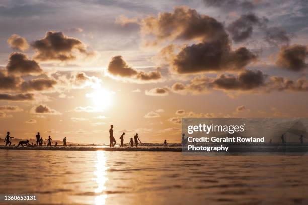 lifestyles of west africa at sunset - dakar senegal 個照片及圖片檔
