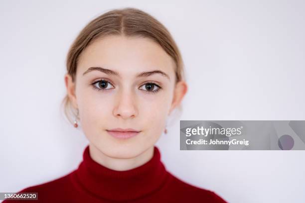 headshot-porträt eines 13-jährigen kaukasischen mädchens - 12 year old blonde girl stock-fotos und bilder
