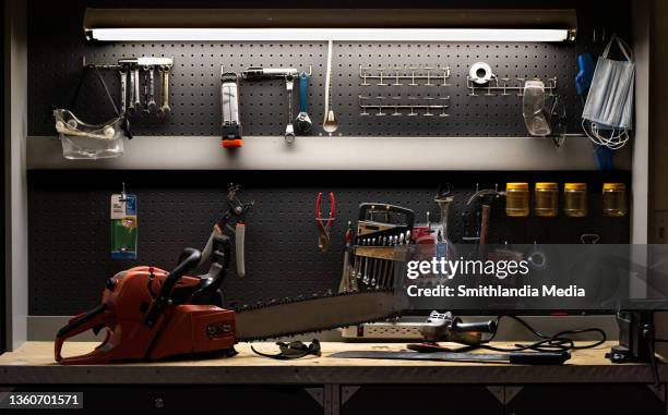 still life on a workbench - herramienta eléctrica fotografías e imágenes de stock