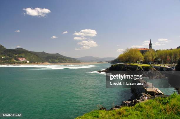 view of the seaport of mundaka - billabong pro mundaka stockfoto's en -beelden