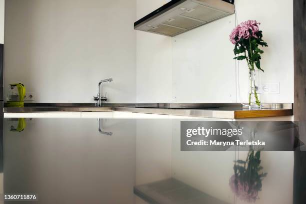 modern universal kitchen interior in the style of minimalism. modern kitchen design. - réfrigérateur fermé photos et images de collection