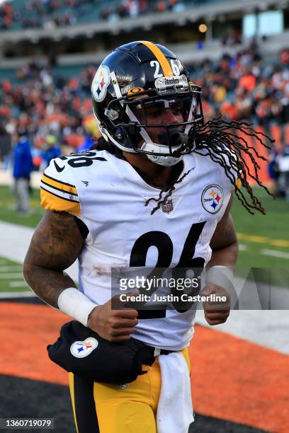 Anthony McFarland of the Pittsburgh Steelers walks off the field after a game against the Cincinnati Bengals at Paul Brown Stadium on November 28,...