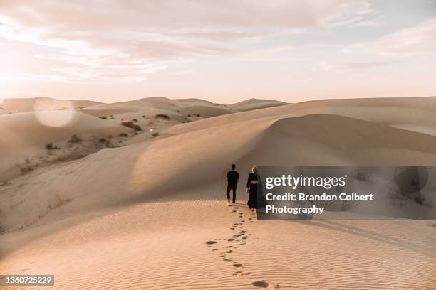 walking together - couple dunes stock-fotos und bilder