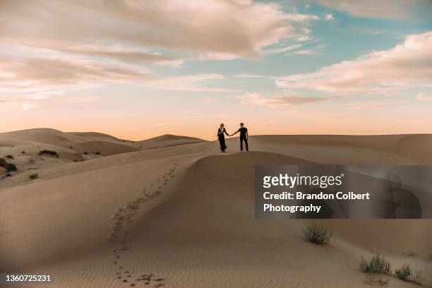 love has no bounds - couple dunes stock-fotos und bilder