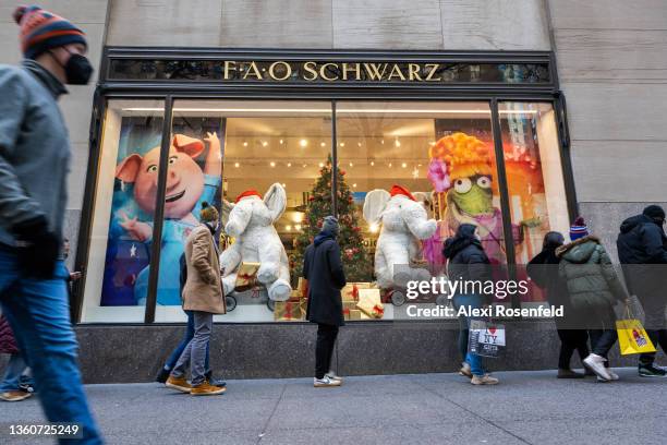 People wait in line to do last minute holiday shopping at FAO Schwartz ahead of Christmas Eve on December 24, 2021 in New York City. The holiday...