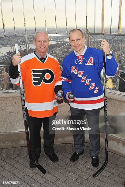 Philadelphia Flyers alumnus Mark Howe and New York Rangers alumnus Adam Graves visit The Empire State Building on December 22, 2011 in New York City.