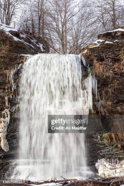 days dam waterfall - frozen waterfall stockfoto's en -beelden