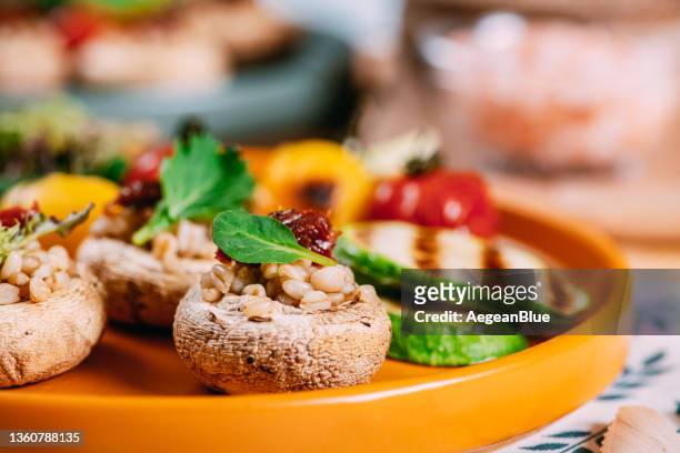 healthy eating - vegan plate - bbq avocado imagens e fotografias de stock
