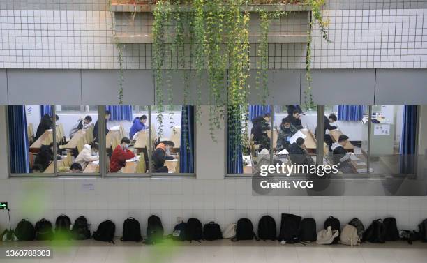 Candidates write the 2022 National Postgraduate Entrance Examination on December 25, 2021 in Hengyang, Hunan Province of China.