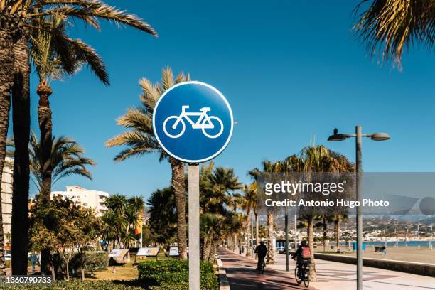 sign indicating a bicycle lane. - bicycle lane stock-fotos und bilder