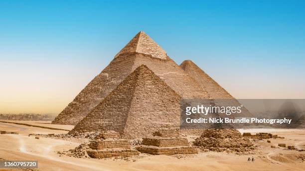 the pyramids, giza, egypt - pyramide geometrische form stock-fotos und bilder