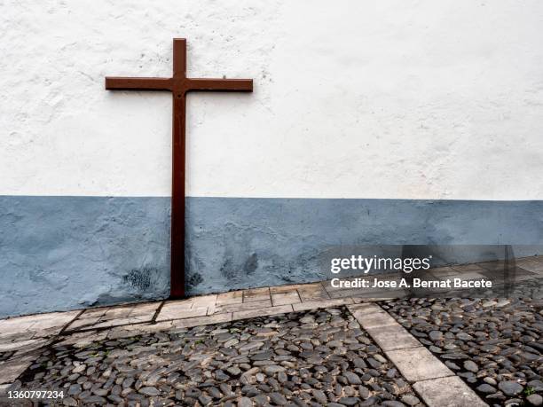 old street with a wooden cross in the city of santa cruz de la palma in the canary islands. - evangelicalism stock pictures, royalty-free photos & images