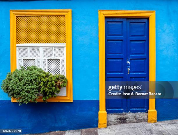 facade of various colors, typical of the canary islands. - la palma îles canaries photos et images de collection