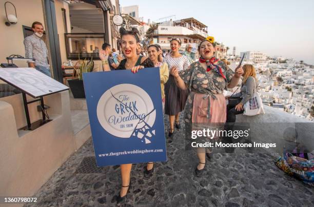 the greek wedding show (named play) in firá on santorini, greece - santorini wedding stockfoto's en -beelden