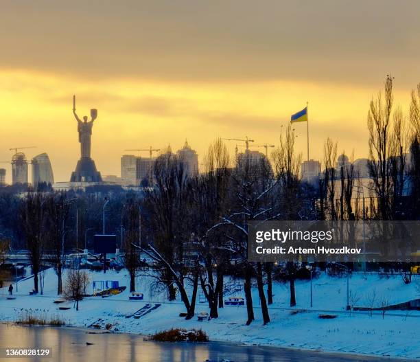 motherland monument winter cityscape, evening time - kiev photos et images de collection