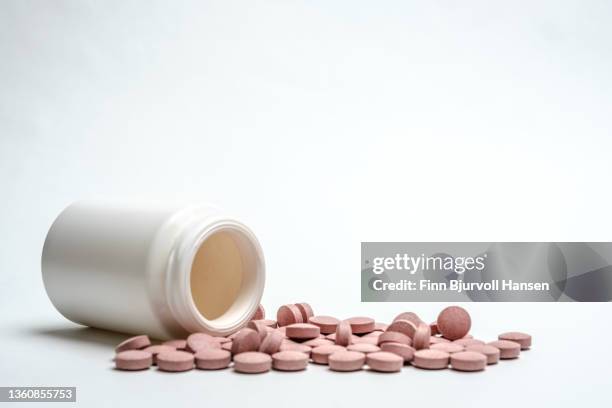 neutral white pill box. lying open with pills on the outside. isolated against white background. - finn bjurvoll imagens e fotografias de stock