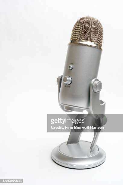 usb podcast microphone with base. isolated aganst white backcground - finn bjurvoll imagens e fotografias de stock