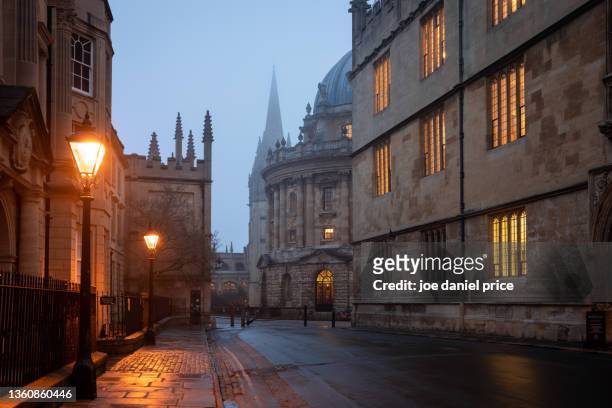foggy morning, radcliffe square, radcliffe camera, oxford, oxfordshire, england - oxford england stock pictures, royalty-free photos & images