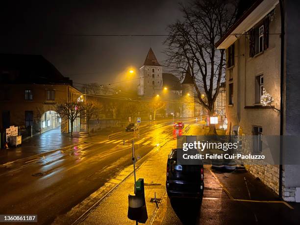 nidau castle at night at main street of nidau, switzerland - briel foto e immagini stock