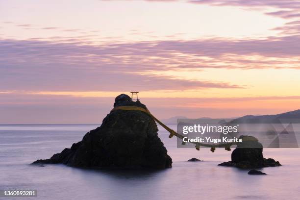 三重県伊勢市二見浦にある名勝【夫婦岩】の夜明け (meotoiwa rocks in ise city, mie pref., japan at dawn) - torii gates photos et images de collection