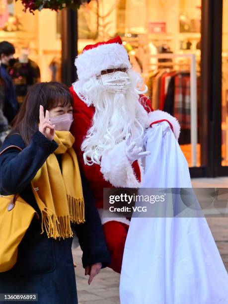Japanese Santa 3,502 Japan Santa Stock Photos, High-Res Pictures, and Images - Getty ...