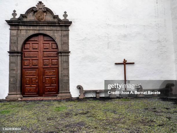 street of the city of santa cruz de la palma, san francisco square and entrance door to the church. - santa cruz de la palma stock pictures, royalty-free photos & images