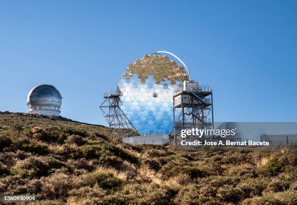 roque de los muchachos telescope and astronomical observatory on the island of la palma - event horizon telescope stock-fotos und bilder