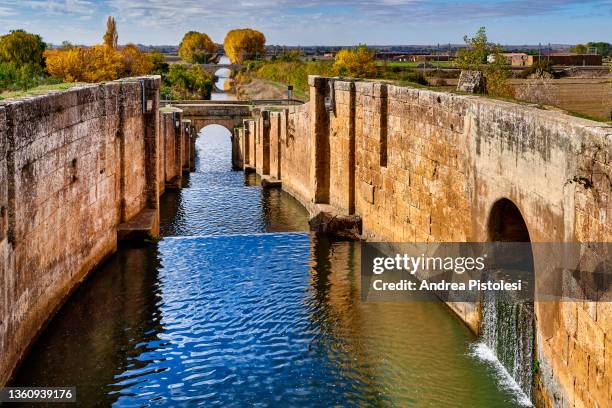canal de castilla lock in fromista, spain - estrecho descripción física fotografías e imágenes de stock