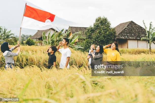asiatische familie feiert indonesischen unabhängigkeitstag - kids fun indonesia stock-fotos und bilder