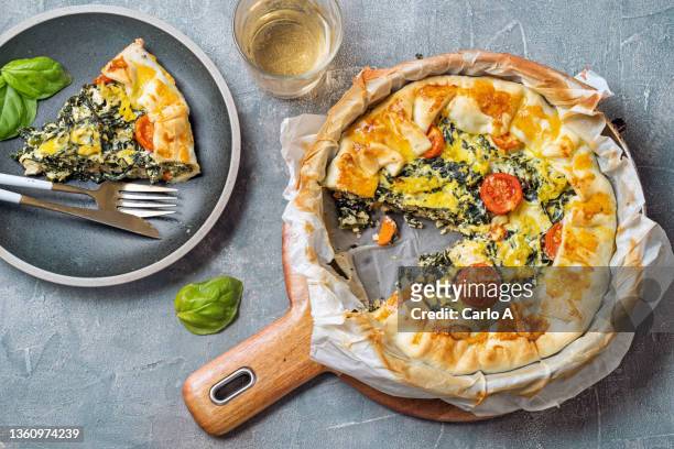 rustic baked spinach pie - blätterteig stock-fotos und bilder