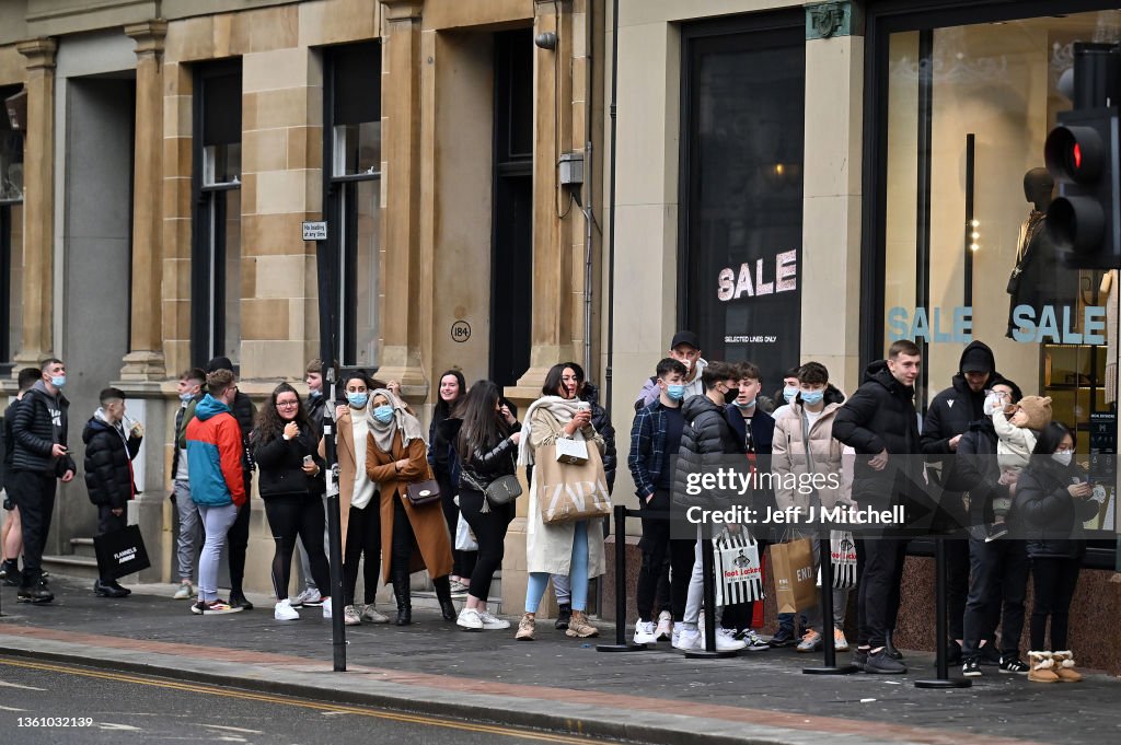 Boxing Day Shoppers In Glasgow