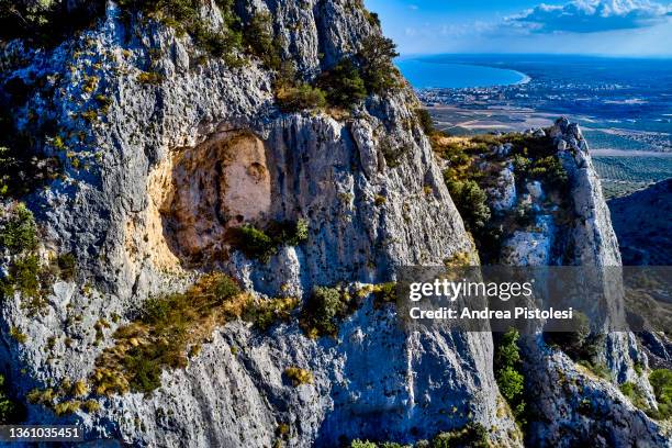 pulsano canyon in gargano national park, puglia, italy - gargano stockfoto's en -beelden